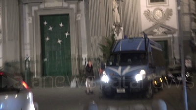 Scene from Napoli, cippo di Sant'Antonio: tensione alla sanità