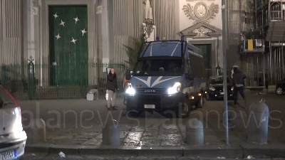 Scene from Napoli, cippo di Sant'Antonio: tensione alla sanità
