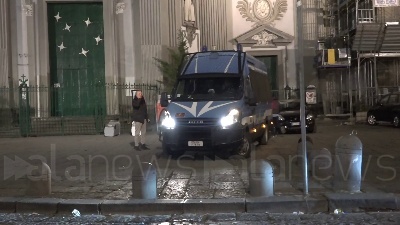 Scene from Napoli, cippo di Sant'Antonio: tensione alla sanità