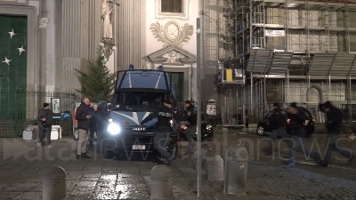 Scene from Napoli, cippo di Sant'Antonio: tensione alla sanità