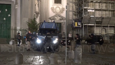 Scene from Napoli, cippo di Sant'Antonio: tensione alla sanità