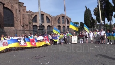 Scene from Putin con falce e mani insanguinate: flashmob ucraini a Roma
