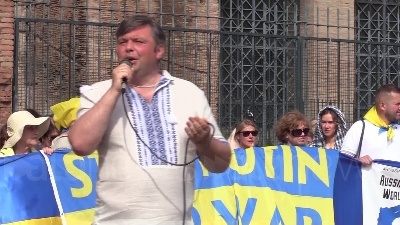 Scene from Putin con falce e mani insanguinate: flashmob ucraini a Roma