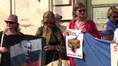 Scene from Putin con falce e mani insanguinate: flashmob ucraini a Roma