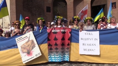 Scene from Putin con falce e mani insanguinate: flashmob ucraini a Roma