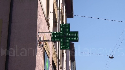 Scene from Green Pass , a Milano agende piene nelle farmacie per i tamponi