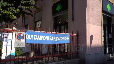 Scene from Green Pass , a Milano agende piene nelle farmacie per i tamponi