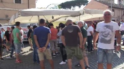Scene from Ambulanti occupano via dei Cerchi e chiedono incontro con la sindaca