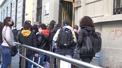 Scene from Scuola, si torna in classe a Milano: "I nostri figli non vedevano l'ora"