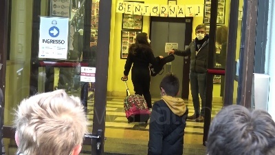 Scene from Scuola, si torna in classe a Milano: "I nostri figli non vedevano l'ora"
