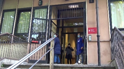 Scene from Scuola, si torna in classe a Milano: "I nostri figli non vedevano l'ora"