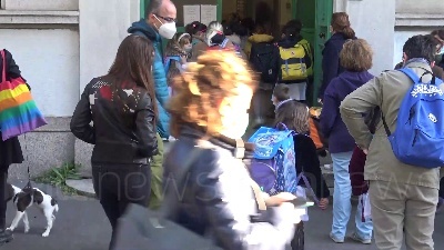 Scene from Scuola, si torna in classe a Milano: "I nostri figli non vedevano l'ora"