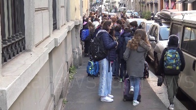 Scene from Scuola, si torna in classe a Milano: "I nostri figli non vedevano l'ora"