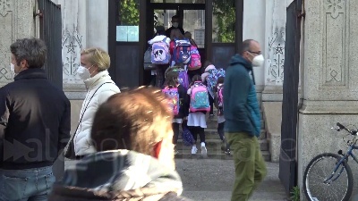 Scene from Scuola, si torna in classe a Milano: "I nostri figli non vedevano l'ora"