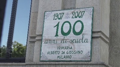 Scene from Scuola, si torna in classe a Milano: "I nostri figli non vedevano l'ora"