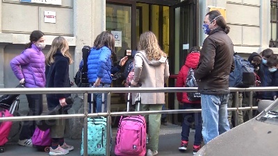 Scene from Scuola, si torna in classe a Milano: "I nostri figli non vedevano l'ora"