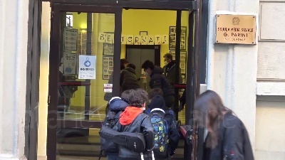 Scene from Scuola, si torna in classe a Milano: "I nostri figli non vedevano l'ora"