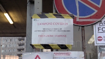 Scene from Covid, caos tamponi a Milano: "Rapidi esauriti, rispediti a casa dopo 18 ore d'attesa"