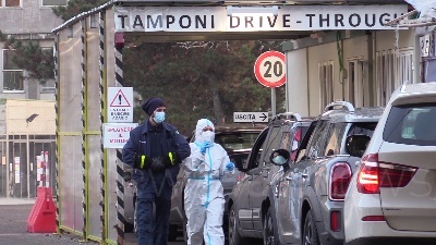 Scene from Covid, caos tamponi a Milano: "Rapidi esauriti, rispediti a casa dopo 18 ore d'attesa"