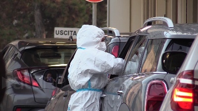 Scene from Covid, caos tamponi a Milano: "Rapidi esauriti, rispediti a casa dopo 18 ore d'attesa"