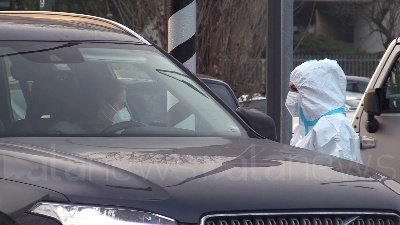 Scene from Covid, caos tamponi a Milano: "Rapidi esauriti, rispediti a casa dopo 18 ore d'attesa"