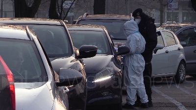 Scene from Covid, caos tamponi a Milano: "Rapidi esauriti, rispediti a casa dopo 18 ore d'attesa"