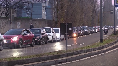 Scene from Covid, caos tamponi a Milano: "Rapidi esauriti, rispediti a casa dopo 18 ore d'attesa"
