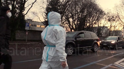 Scene from Covid, caos tamponi a Milano: "Rapidi esauriti, rispediti a casa dopo 18 ore d'attesa"