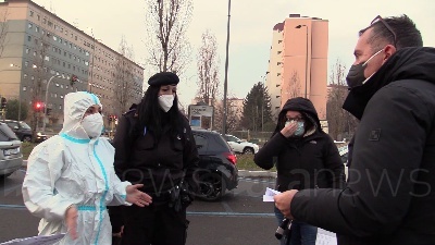 Scene from Covid, caos tamponi a Milano: "Rapidi esauriti, rispediti a casa dopo 18 ore d'attesa"