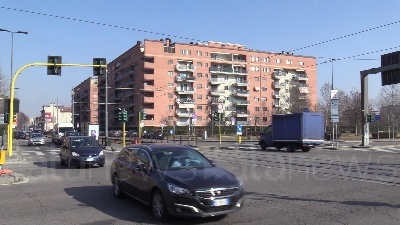 Scene from Area B, cartelli e telecamere: ecco com'è fatto un varco