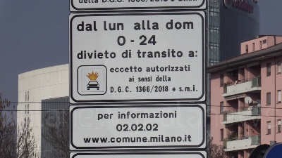Scene from Area B, cartelli e telecamere: ecco com'è fatto un varco