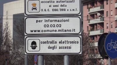 Scene from Area B, cartelli e telecamere: ecco com'è fatto un varco