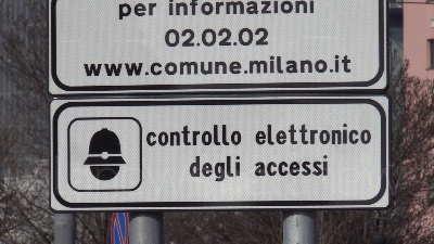 Scene from Area B, cartelli e telecamere: ecco com'è fatto un varco