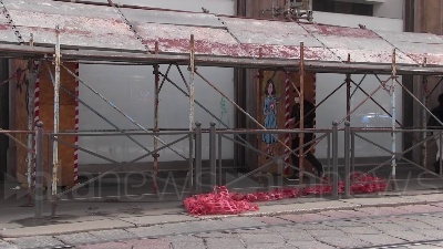 Scene from Ucraina, Anna Frank brucia la "Z" di Putin sui muri di Milano