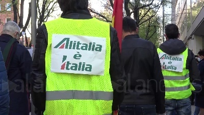 Scene from Alitalia, protesta lavoratori in Regione Lombardia: "Calpestati nostri diritti"