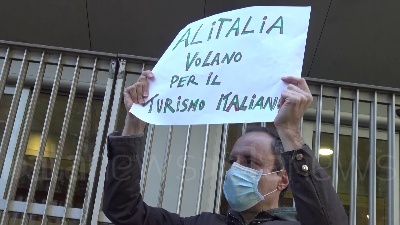 Scene from Alitalia, protesta lavoratori in Regione Lombardia: "Calpestati nostri diritti"