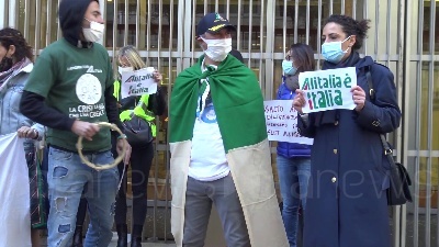 Scene from Alitalia, protesta lavoratori in Regione Lombardia: "Calpestati nostri diritti"