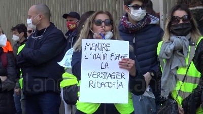 Scene from Alitalia, protesta lavoratori in Regione Lombardia: "Calpestati nostri diritti"