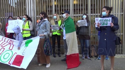 Scene from Alitalia, protesta lavoratori in Regione Lombardia: "Calpestati nostri diritti"