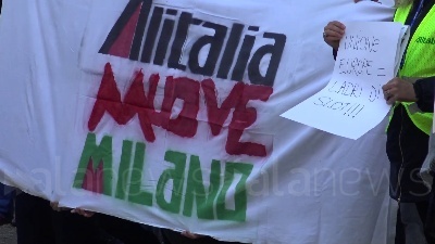 Scene from Alitalia, protesta lavoratori in Regione Lombardia: "Calpestati nostri diritti"