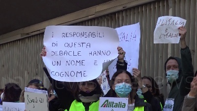 Scene from Alitalia, protesta lavoratori in Regione Lombardia: "Calpestati nostri diritti"