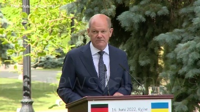 Scene from Ucraina, Scholz: "Forniremo armi finché necessario". Poi conclude: "Slava Ukraini"