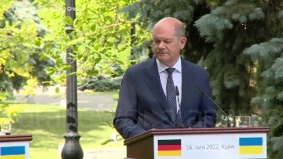 Scene from Ucraina, Scholz: "Forniremo armi finché necessario". Poi conclude: "Slava Ukraini"