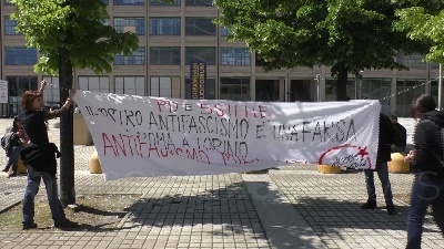 Scene from Salone del Libro, la protesta fuori dal Lingotto: "Salvini crea autostrade per fascismo"