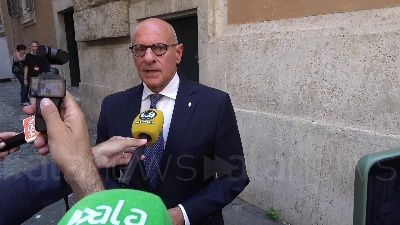 Scene from Spin time, Rampelli: "Edificio pericoloso, occupanti devono pagare pizzo a associazione"
