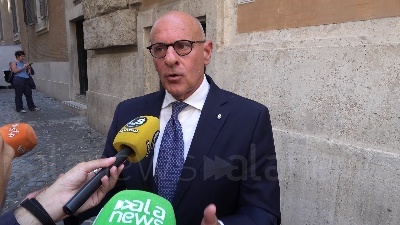 Scene from Spin time, Rampelli: "Edificio pericoloso, occupanti devono pagare pizzo a associazione"