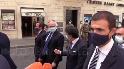 Scene from Conte a piedi in Senato: "Autostrade? Altro dossier ricondotto alla ragione"