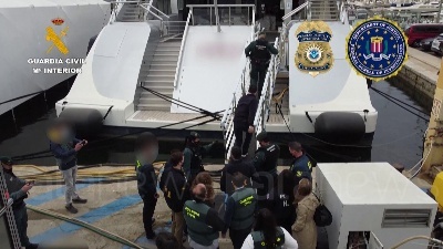 Scene from Spagna, la Guardia civile sequestra uno yacht di un oligarca russo legato a Putin