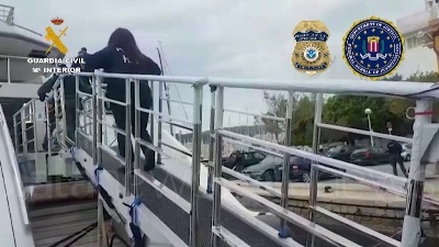 Scene from Spagna, la Guardia civile sequestra uno yacht di un oligarca russo legato a Putin