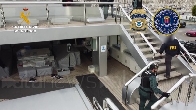 Scene from Spagna, la Guardia civile sequestra uno yacht di un oligarca russo legato a Putin